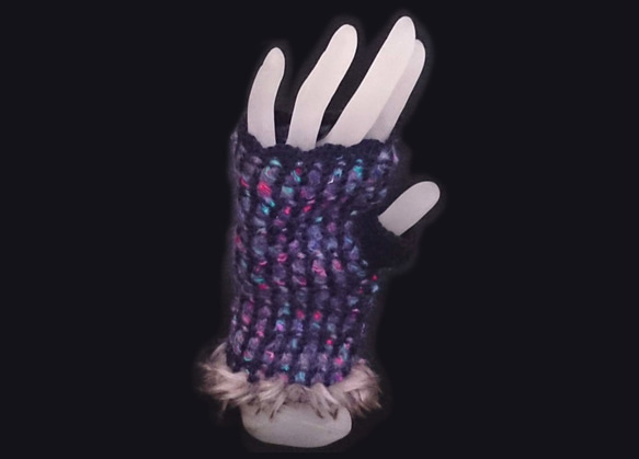 おしゃれな手編みのハンドウォーマー(レインボーパープルβ) 4枚目の画像