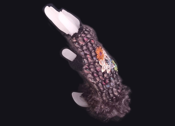 おしゃれな手編みのハンドウォーマー(ライトブラウンMIX) 3枚目の画像