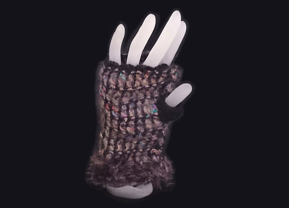 おしゃれな手編みのハンドウォーマー(ライトブラウンMIX) 4枚目の画像