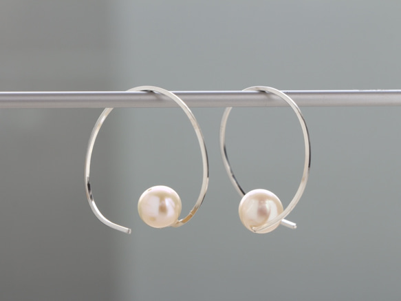 SV935(Argentium)- twist hoop pearl ピアス 5枚目の画像