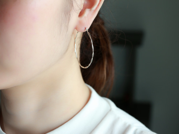 SV935(Argentium)-twist hoop ピアス 3枚目の画像