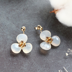 14kgf-white chalcedony flower back 耳針 第7張的照片