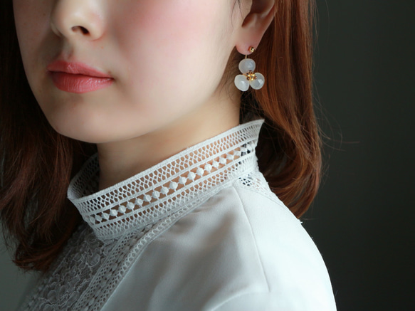 14kgf-white chalcedony flower back 耳針 第9張的照片