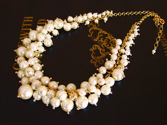 鈴生り真珠のネックレス（金色） 1枚目の画像