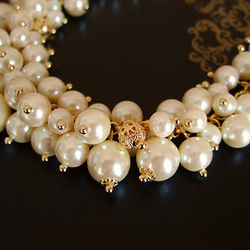 鈴生り真珠のネックレス（金色） 2枚目の画像