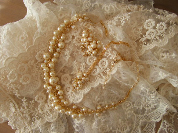 鈴生り真珠のネックレス（金色） 3枚目の画像