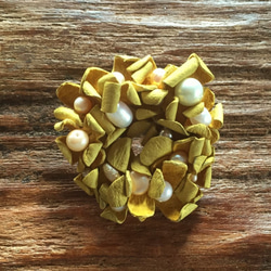 革花のドーナツブローチ(パール)　カラシ 1枚目の画像