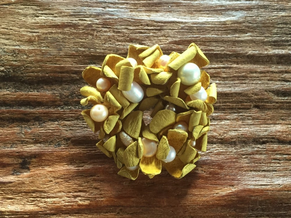 革花のドーナツブローチ(パール)　カラシ 1枚目の画像