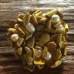 革花のドーナツブローチ(パール)　カラシ 2枚目の画像