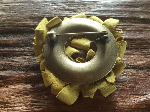 革花のドーナツブローチ(パール)　カラシ 3枚目の画像