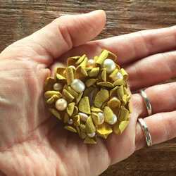 革花のドーナツブローチ(パール)　カラシ 4枚目の画像