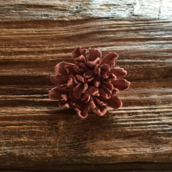 革花のブローチ Mサイズ  サーモンピンク 1枚目の画像