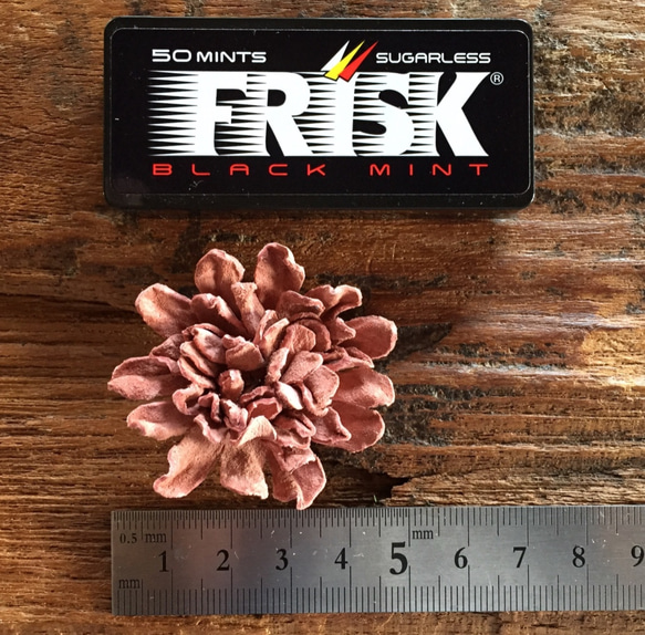 革花のブローチ Mサイズ  サーモンピンク 4枚目の画像