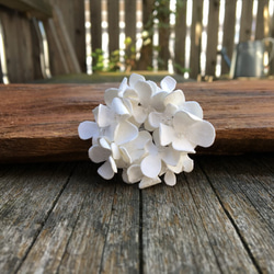 革花のドーナツブローチ(スワロフスキー）ホワイト 1枚目の画像