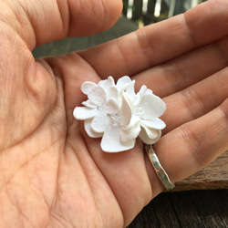 革花の丸ブローチ(スワロフスキー）ホワイト 2枚目の画像