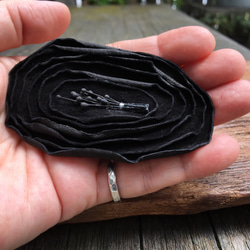 革花のブローチ 金具4.5cm ブラック 2枚目の画像