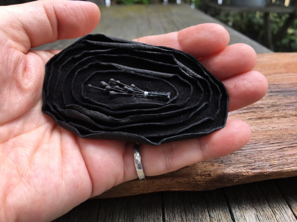 革花のブローチ 金具4.5cm ブラック 2枚目の画像