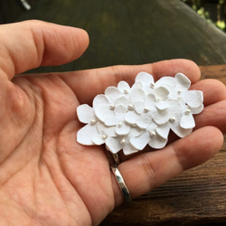 革花のブローチ タマゴサイズ ホワイト 2枚目の画像
