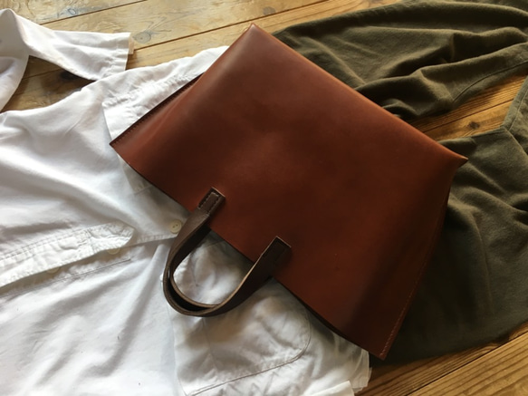 【限定品】『 鞍 』革袋 almond brown M 手提げ 1枚目の画像