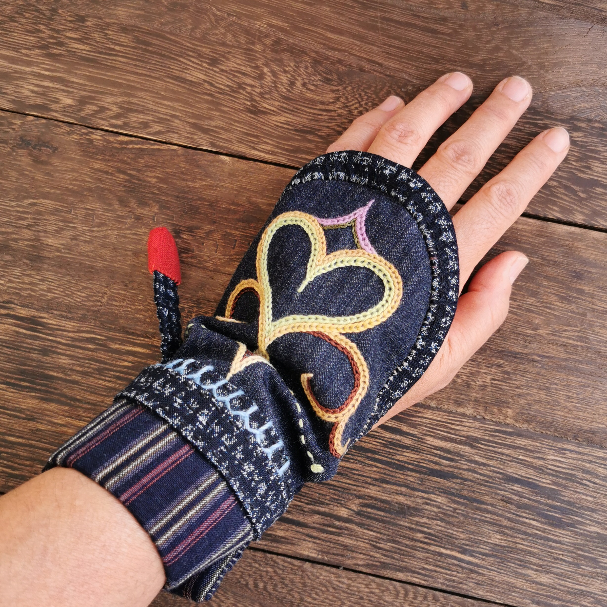 アイヌ刺繍のテクンペ（手甲） 手袋・ミトン pirika moshiri