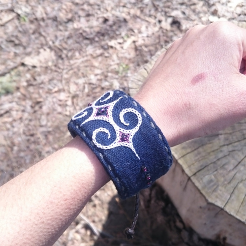 テッコルカリプ (アイヌ刺繍のブレスレット bracelet of Ainu