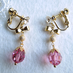 ピンクのイチゴとリボンのキュートなイヤリング 3枚目の画像