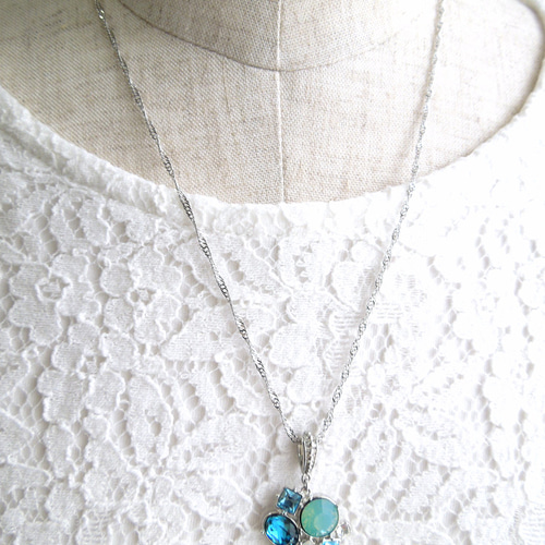 現品チェーン変色あり】【値下げ】クリスタル寄せ石座のネックレス50