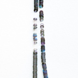 チャコールグレー・オーロラ　　1本（約1000枚）・平丸・3mm・フランス製糸通しスパンコール 2枚目の画像