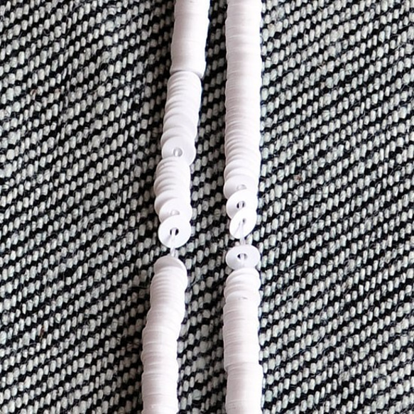 オパック ホワイト　　1本（約1000枚）・平丸・3mm・フランス製糸通しスパンコール 1枚目の画像