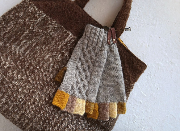 ベルトつき五本指手袋＊Luce＊ライトグレー/ハニー 1枚目の画像