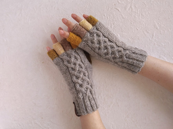 ベルトつき五本指手袋＊Luce＊ライトグレー/ハニー 2枚目の画像