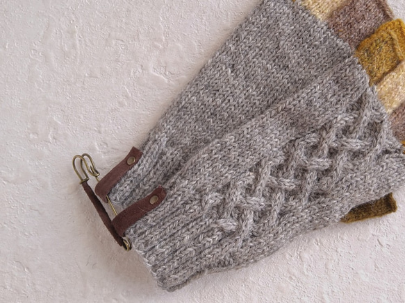 ベルトつき五本指手袋＊Luce＊ライトグレー/ハニー 4枚目の画像