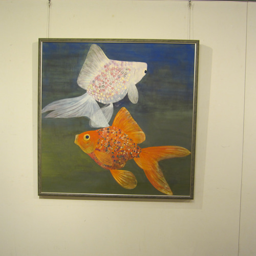 【真作】掛軸　金魚図　優雅に泳ぐ赤金魚　日本画　涼やかな筆致　合箱入　R44 掛軸 (掛け軸) 夏用 金魚 鈴木優莉 尺五立 約横54.5cm×縦190cm