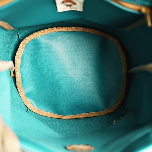 layoo來喲[無限自由]真皮 防水 帆布 後背包 水桶包 4種背法-芥末綠 第7張的照片