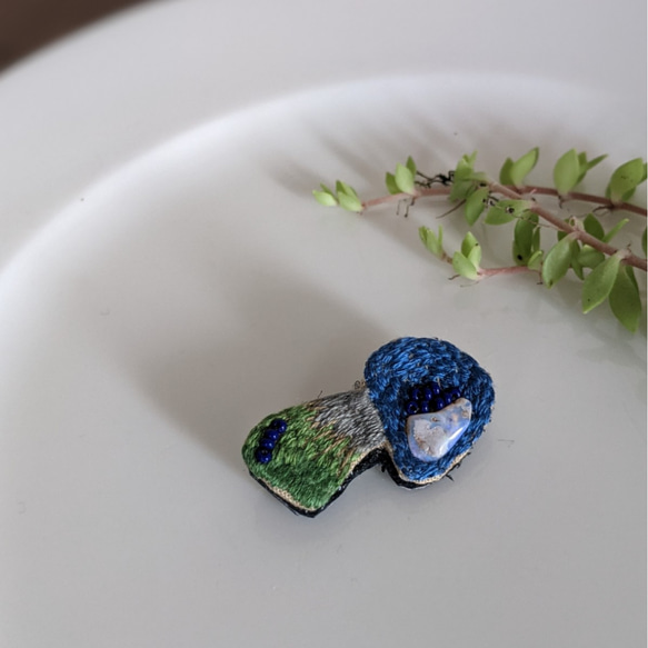 刺繍のブローチ 1枚目の画像