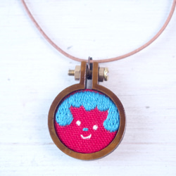 ☻☻ミニ小顔の刺繍枠のネックレス05 /ボート 1枚目の画像