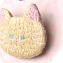 ◭小動物ヘッドの刺繍のブローチ◮クリームバター猫の猫 2枚目の画像