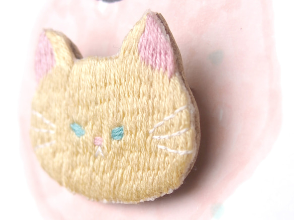 ◭小動物ヘッドの刺繍のブローチ◮クリームバター猫の猫 2枚目の画像