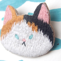 ◭小動物ヘッドの刺繍のブローチ◮3匹の三毛猫 2枚目の画像