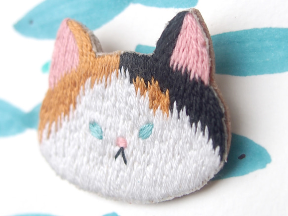 ◭小動物ヘッドの刺繍のブローチ◮3匹の三毛猫 2枚目の画像