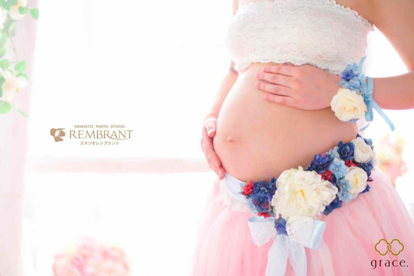 【マタニティサッシュベルト】サシュレマリンブルー妊婦さん赤ちゃん記念写真マタニティフォトを華やかにフラワーアレンジメント 4枚目の画像