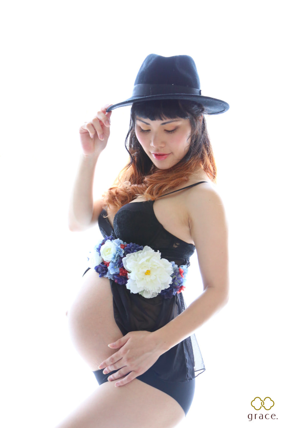 【マタニティサッシュベルト】サシュレマリンブルー妊婦さん赤ちゃん記念写真マタニティフォトを華やかにフラワーアレンジメント 6枚目の画像