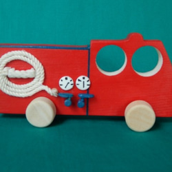 木のおもちゃ　消防車 2枚目の画像