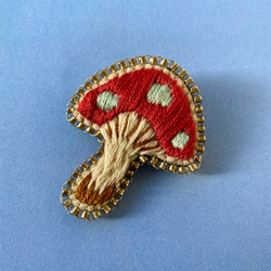 【ブローチBrooch】キノコブローチ『リバティプリントx刺繍』赤いきのこ 1枚目の画像