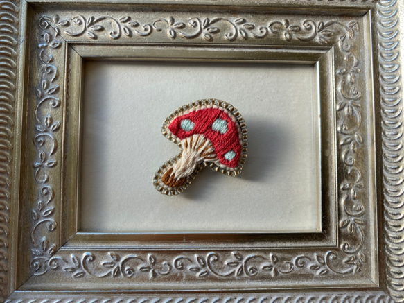 【ブローチBrooch】キノコブローチ『リバティプリントx刺繍』赤いきのこ 6枚目の画像