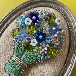 【ブローチBrooch】花束ブーケご褒美ブローチ『キラキラ幸せいっぱいの花束を』ブルーxマルチカラー 2枚目の画像