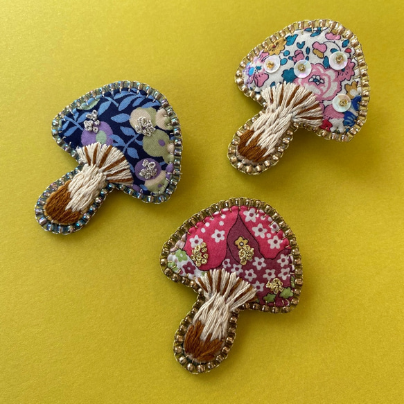 【ブローチBrooch】キノコブローチ『リバティプリントx刺繍』お花畑のキノコ 5枚目の画像