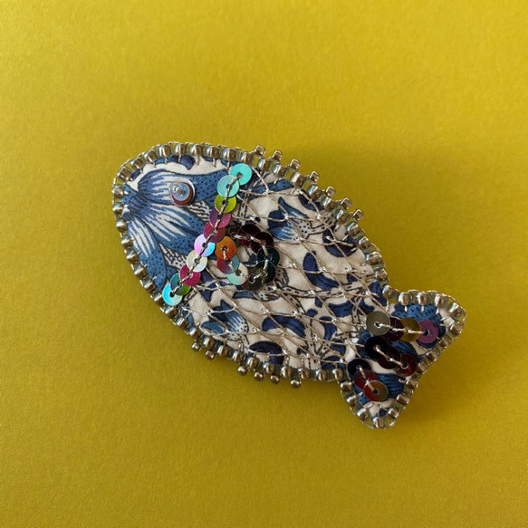 【ブローチBrooch】fishおさかなブローチ『リバティプリントx刺繍』海の青い光 1枚目の画像
