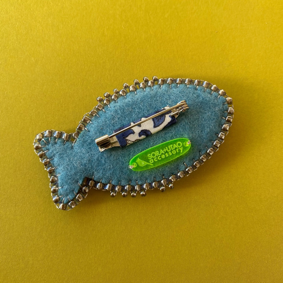 【ブローチBrooch】fishおさかなブローチ『リバティプリントx刺繍』海の青い光 2枚目の画像