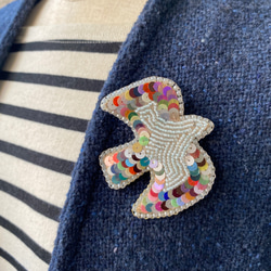 【ブローチBrooch】ビーズ刺繍小鳥ブローチ『TO THE SKY 』宝石のようなことり 6枚目の画像